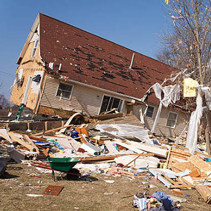 Una casa derrumbada por un desastre natural